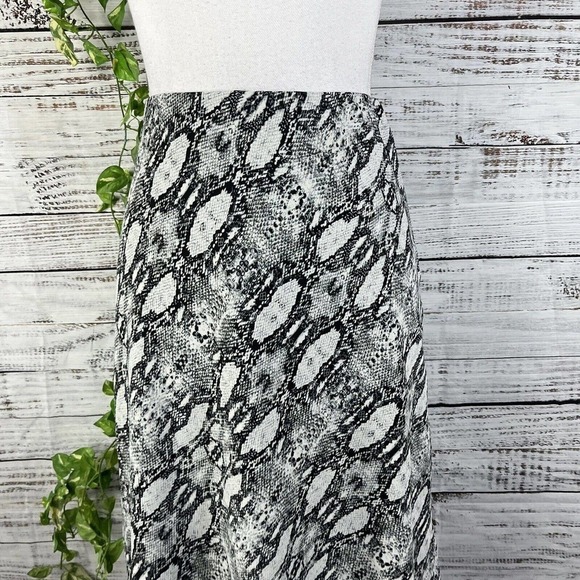 Socialite Skirt size Medium Black White Faux Snake Bias Sheer Knee A Line Modest - Picture 3 of 10